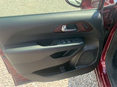 Used 2020 Chrysler Pacifica Touring-L FWD image 18