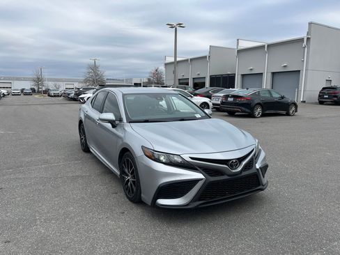 Used 2022 Toyota Camry SE image 2