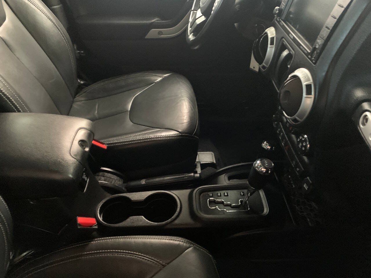 Used 2016 Jeep Wrangler Sahara w/ Connectivity Group AWD/4WD image 8