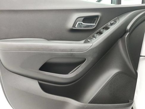 Used 2019 Chevrolet Trax LT w/ LT Convenience Package FWD image 11
