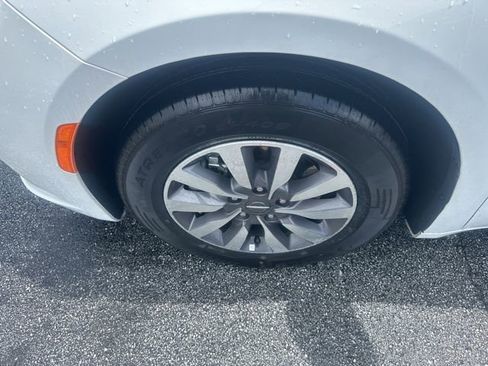 Used 2024 Chrysler Pacifica Limited FWD image 11