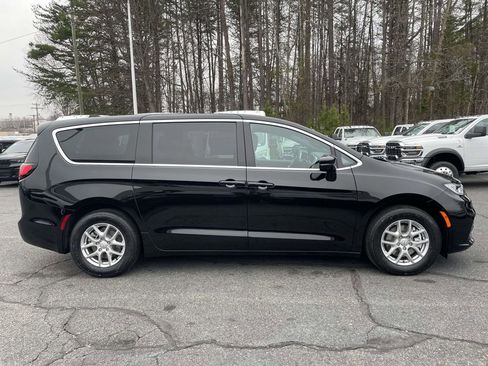 New 2026 Chrysler Pacifica Select image 9