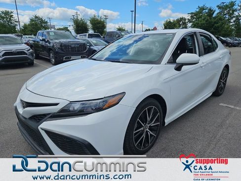 Used 2021 Toyota Camry SE FWD image 1