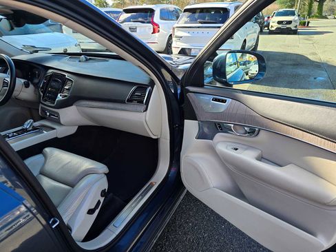Used 2023 Volvo XC90 T8 Ultimate w/ Lounge Package image 10