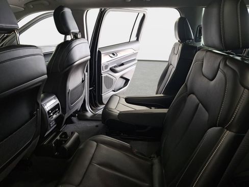 Certified 2023 Jeep Grand Cherokee L Limited w/ Black Appearance Package AWD/4WD image 17
