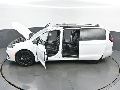 Used 2025 Chrysler Pacifica Limited image 63