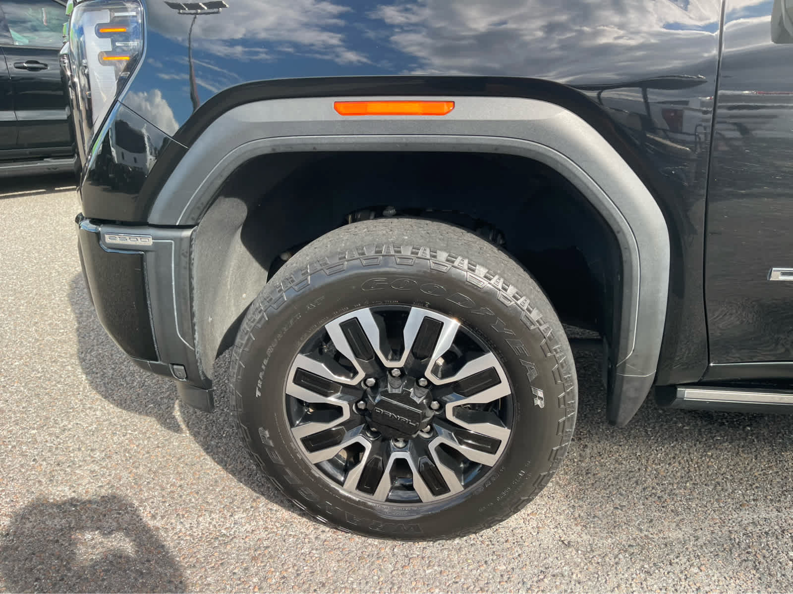 Used 2024 GMC Sierra 2500 Denali Ultimate AWD/4WD image 9