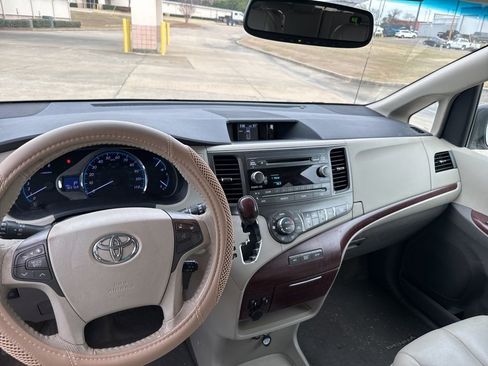Used 2013 Toyota Sienna XLE image 21