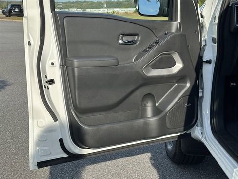 Certified 2024 Nissan Frontier SL w/ Technology Package image 11
