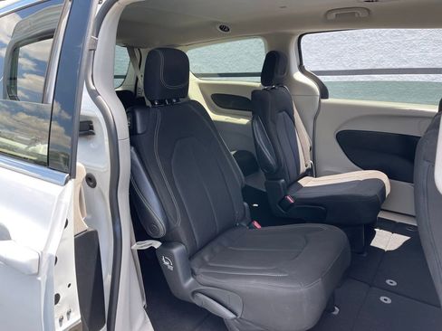 Used 2022 Chrysler Voyager LX FWD image 35