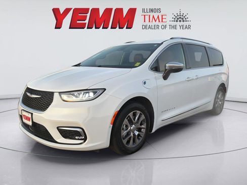 Used 2025 Chrysler Pacifica Pinnacle image 8