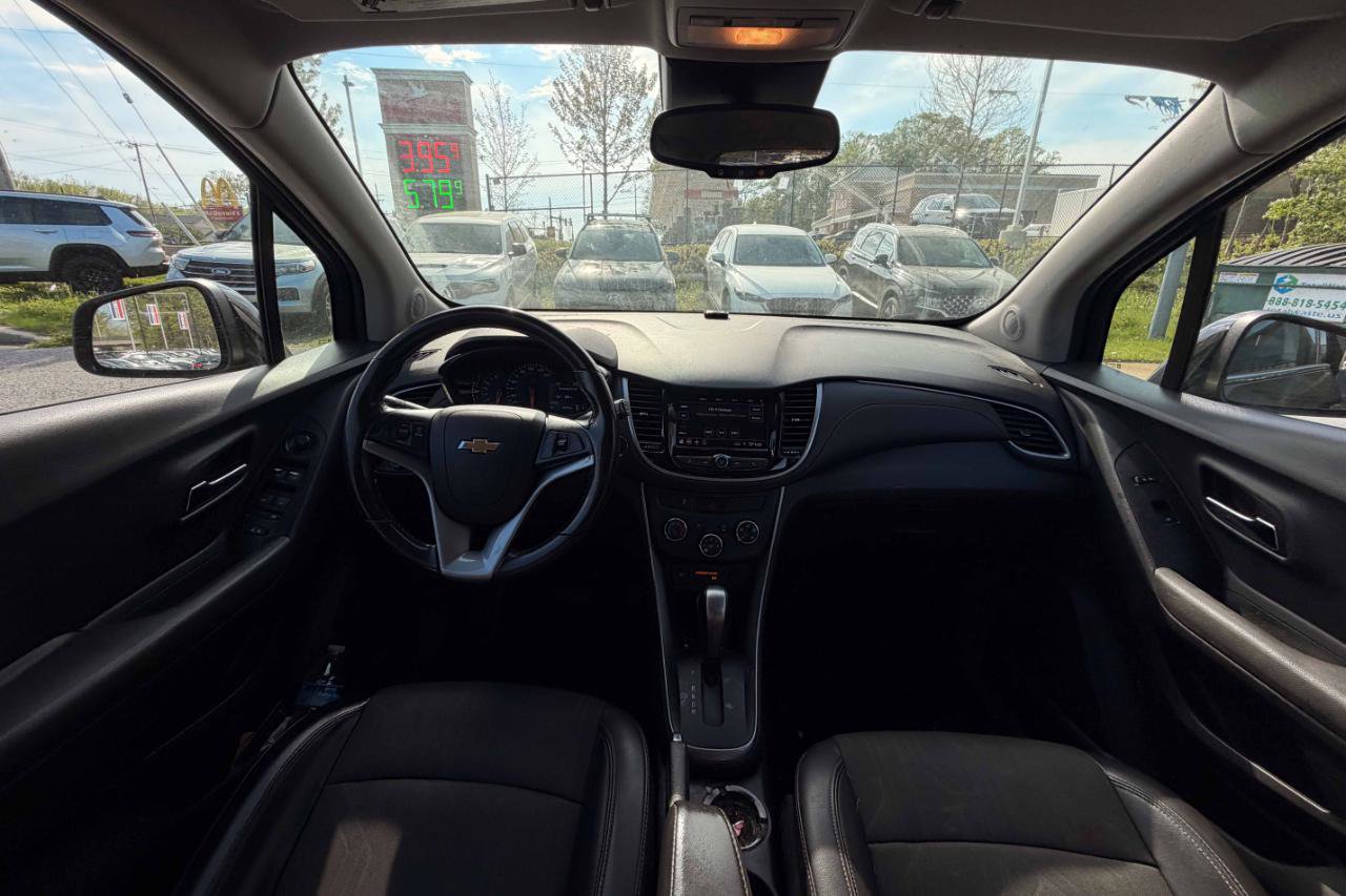 Used 2020 Chevrolet Trax LT w/ LT Convenience Package FWD image 13