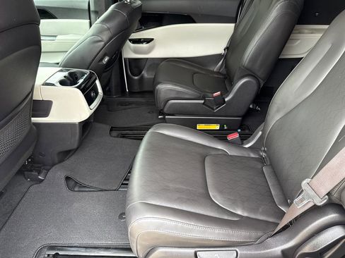 Used 2022 Kia Carnival EX FWD image 17