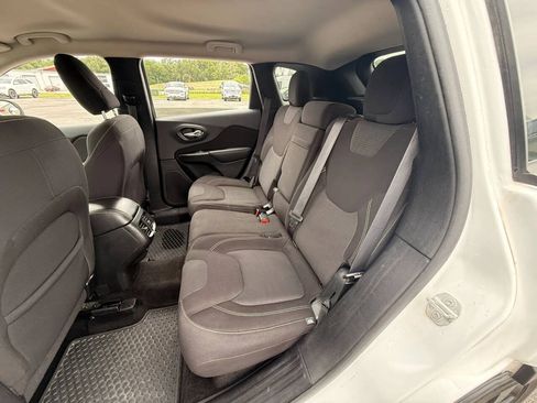 Used 2016 Jeep Cherokee Latitude w/ Comfort/Convenience Group FWD image 14