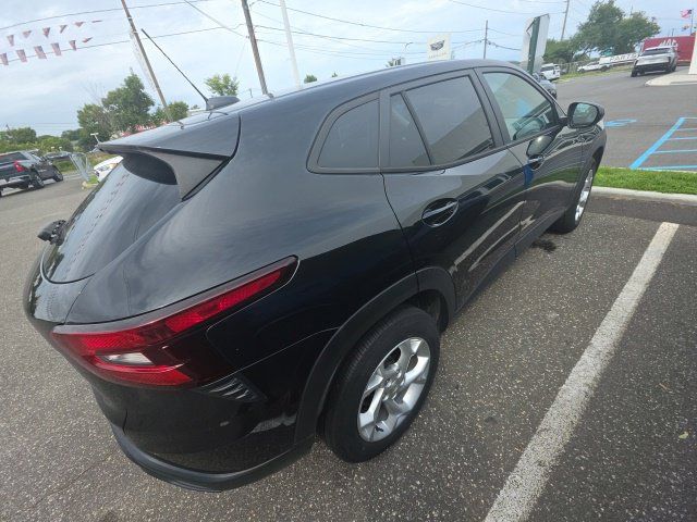 Used 2024 Chevrolet Trax LS w/ LS Convenience Package FWD image 2