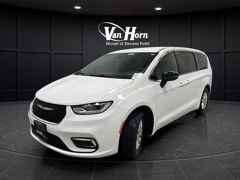 Used 2024 Chrysler Pacifica Touring image 7