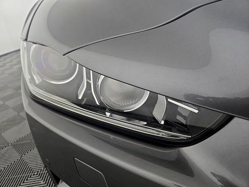 Used 2019 Jaguar XE Premium image 10