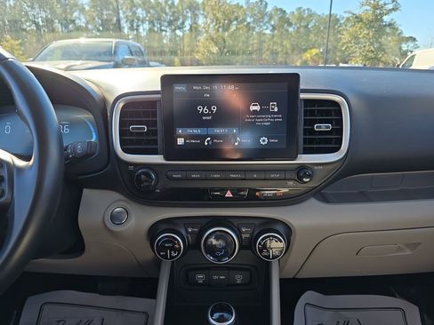 Used 2024 Hyundai Venue SEL image 24
