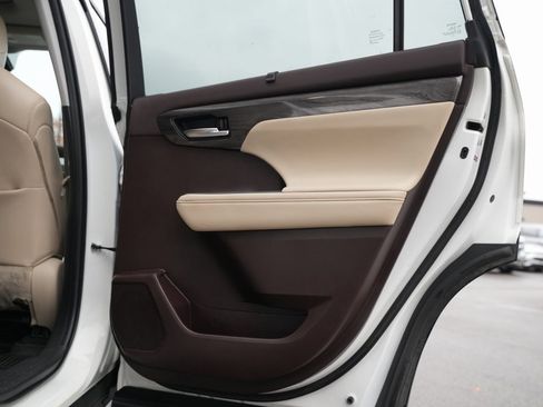 Used 2021 Toyota Highlander Platinum image 37