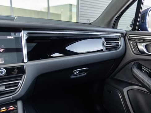 Certified 2026 Porsche Macan AWD/4WD image 32