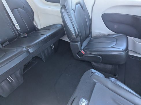 Used 2021 Chrysler Voyager Lxi image 13