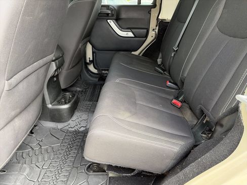 Used 2018 Jeep Wrangler Unlimited Rubicon w/ Connectivity Group AWD/4WD image 16