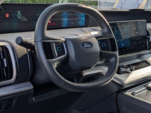 Used 2025 Ford Expedition Active image 24