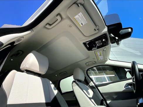 Used 2023 Land Rover Range Rover Velar S image 22