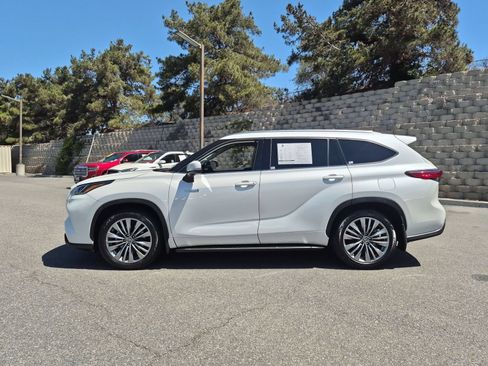 Used 2021 Toyota Highlander Platinum FWD image 2