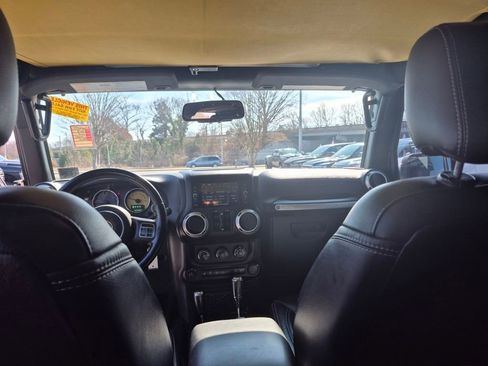 Used 2018 Jeep Wrangler Unlimited Rubicon w/ Cold Weather Group image 13