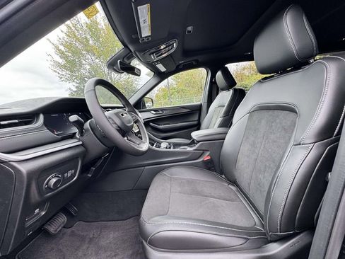 New 2025 Jeep Grand Cherokee L Altitude image 14