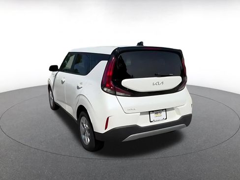 Used 2025 Kia Soul LX w/ LX Technology Package FWD image 10