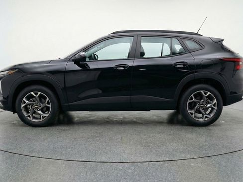 Used 2025 Chevrolet Trax LT FWD image 5