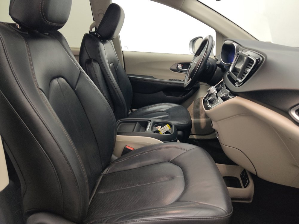 Used 2020 Chrysler Pacifica Touring-L FWD image 19