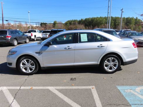 Used 2016 Ford Taurus SE image 8