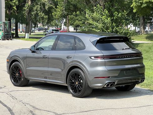 Certified 2025 Porsche Cayenne S image 3