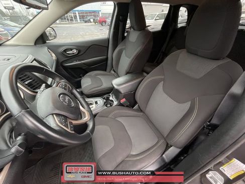 Used 2017 Jeep Cherokee Latitude w/ Comfort & Sound Group image 18