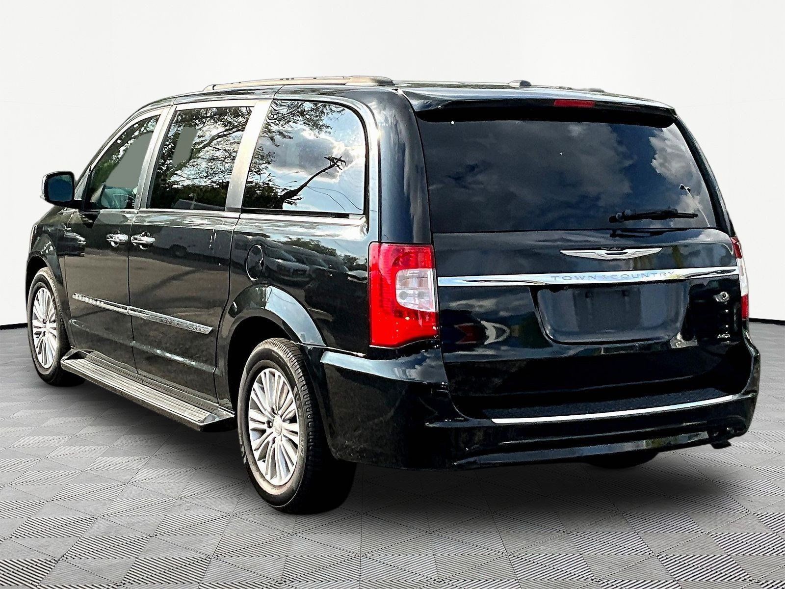 Used 2015 Chrysler Town & Country Touring-L w/ Driver Convenience Group FWD image 4