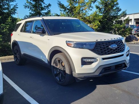 Used 2023 Ford Explorer ST-Line w/ Class IV Trailer Tow Package AWD/4WD image 2