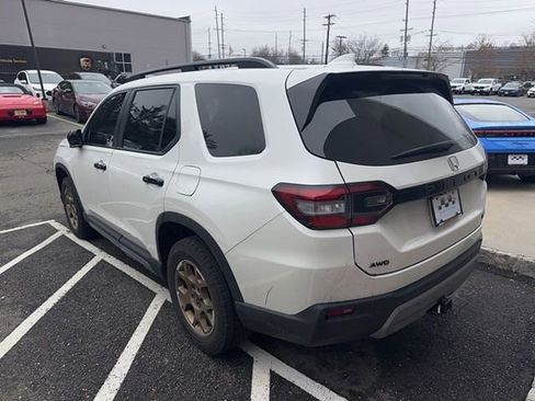 Used 2024 Honda Pilot TrailSport image 5