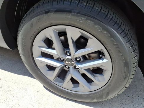 Used 2024 Kia Telluride LX image 7