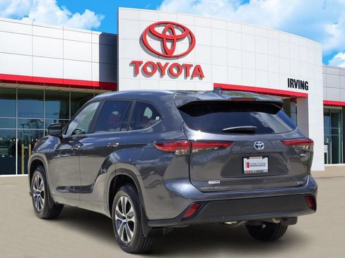Used 2023 Toyota Highlander XLE AWD/4WD image 3