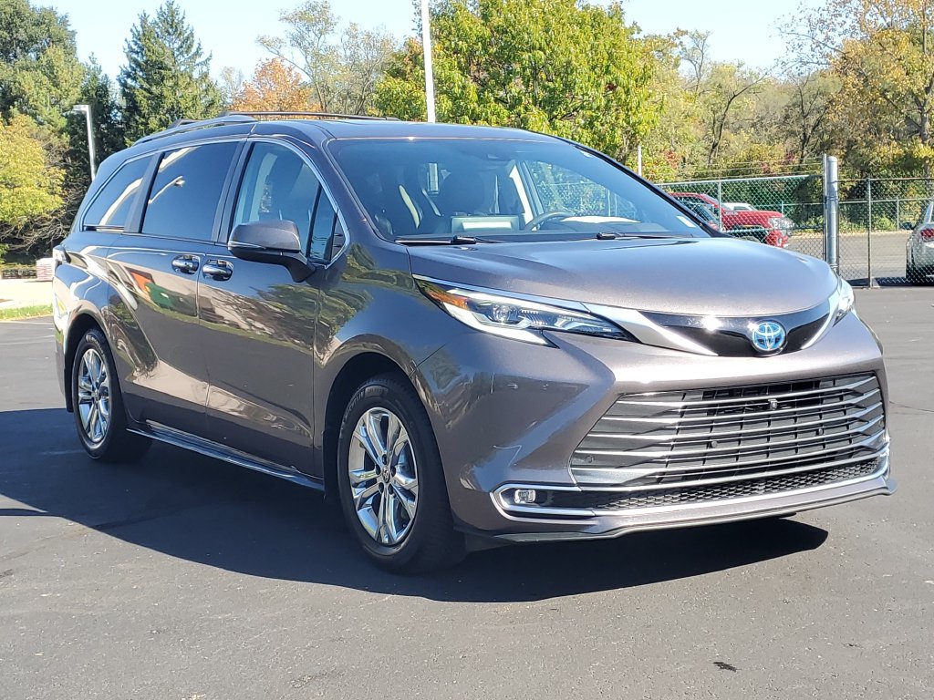 Used 2022 Toyota Sienna Platinum AWD/4WD image 2