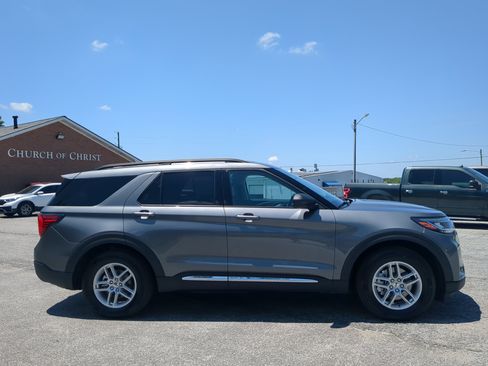 Certified 2025 Ford Explorer Active w/ Active Comfort Package RWD image 2