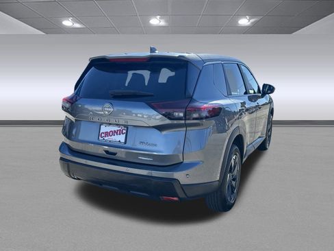 Used 2024 Nissan Rogue SV image 3