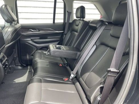 Used 2023 Jeep Grand Cherokee Limited w/ Black Appearance Package AWD/4WD image 16