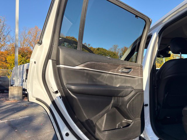 Used 2023 Jeep Grand Cherokee L Limited w/ Luxury Tech Group II AWD/4WD image 28