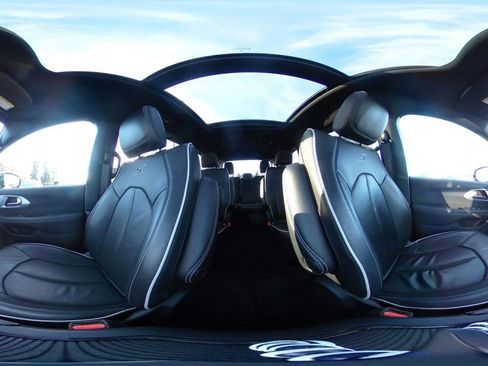 Used 2025 Chrysler Pacifica Limited image 47