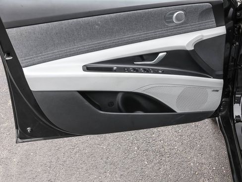 Certified 2025 Hyundai Elantra Limited FWD image 30
