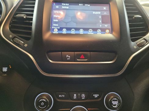 Used 2020 Jeep Cherokee Latitude Plus FWD image 25